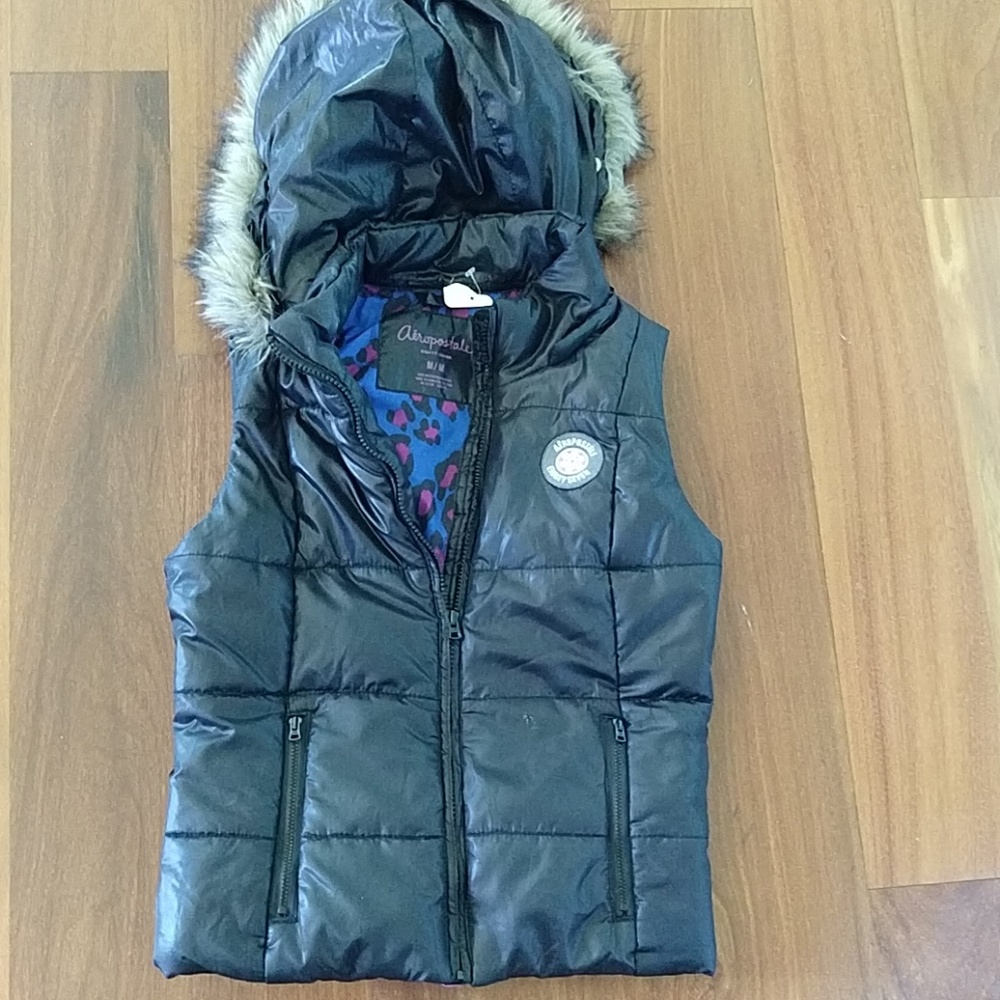 Puffed black vest